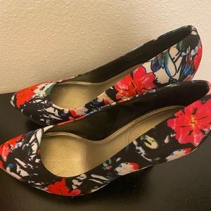 High heels (pumps) black with flowers